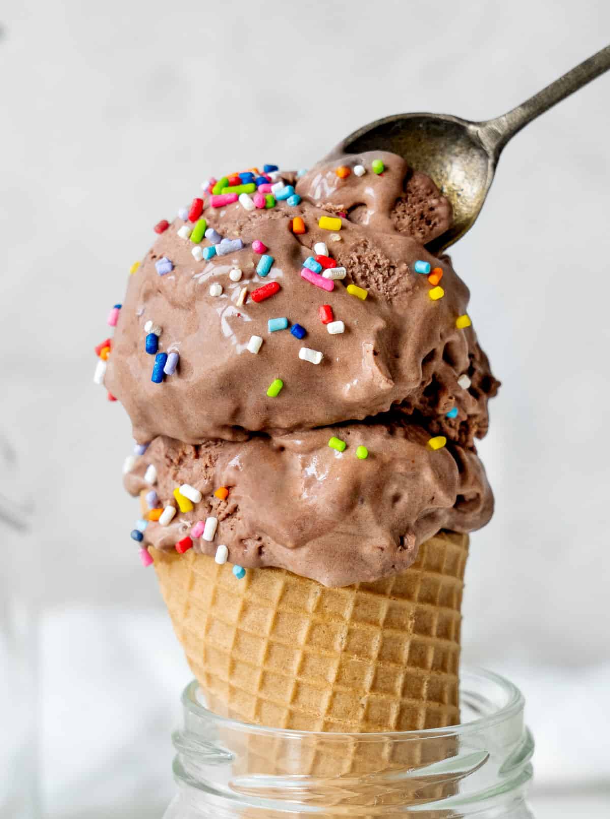 Easy No-Churn Chocolate Ice Cream: Get Creamy Results Without a Machine